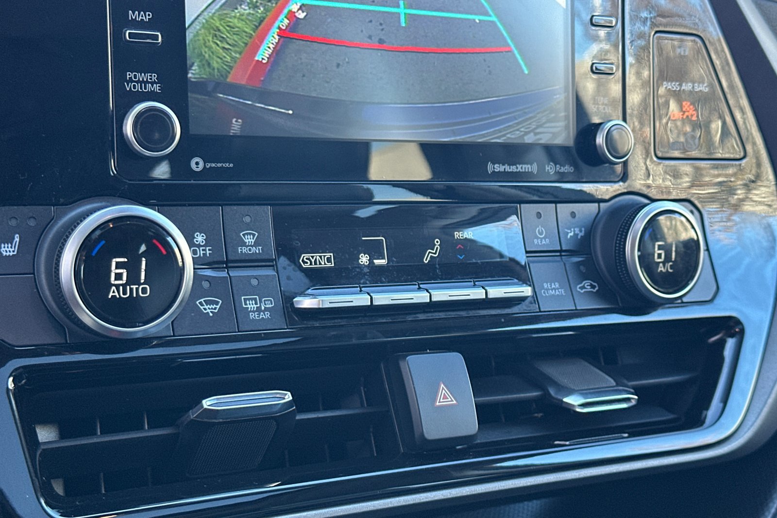 Used 2022 Toyota Highlander XLE image 17