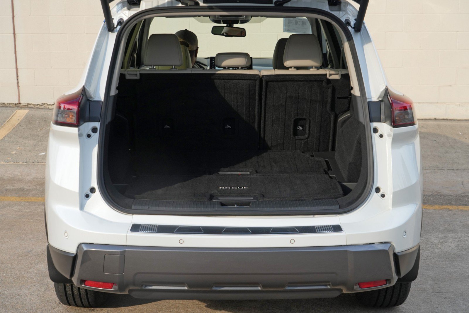 Used 2025 Nissan Rogue SL FWD image 9