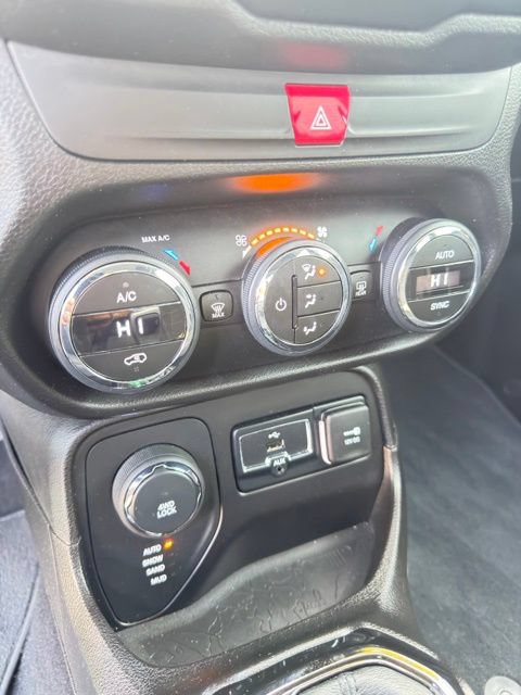 Used 2017 Jeep Renegade Altitude AWD/4WD image 13