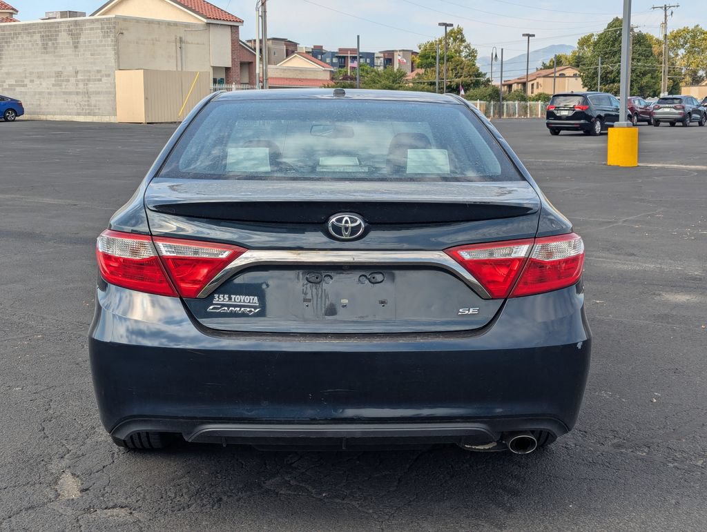 Used 2017 Toyota Camry SE w/ Moonroof Package FWD image 5