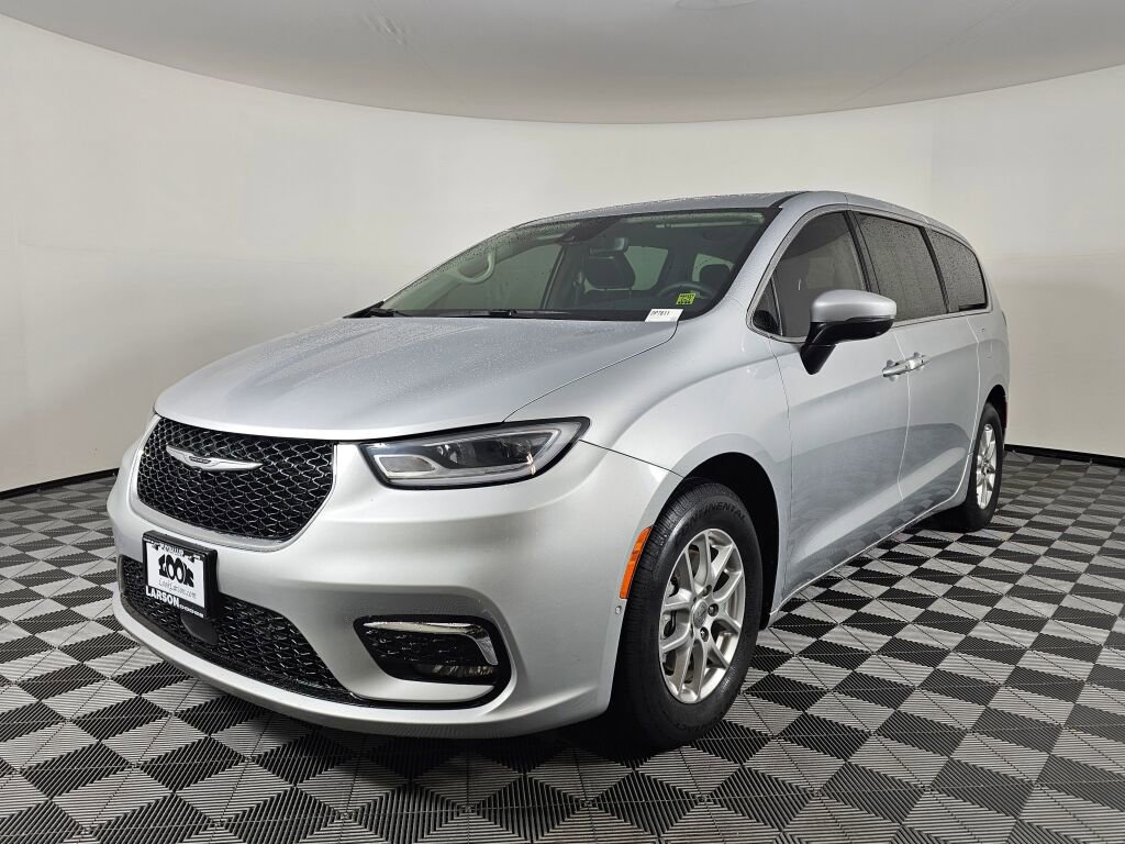 Used 2023 Chrysler Pacifica Touring-L image 7