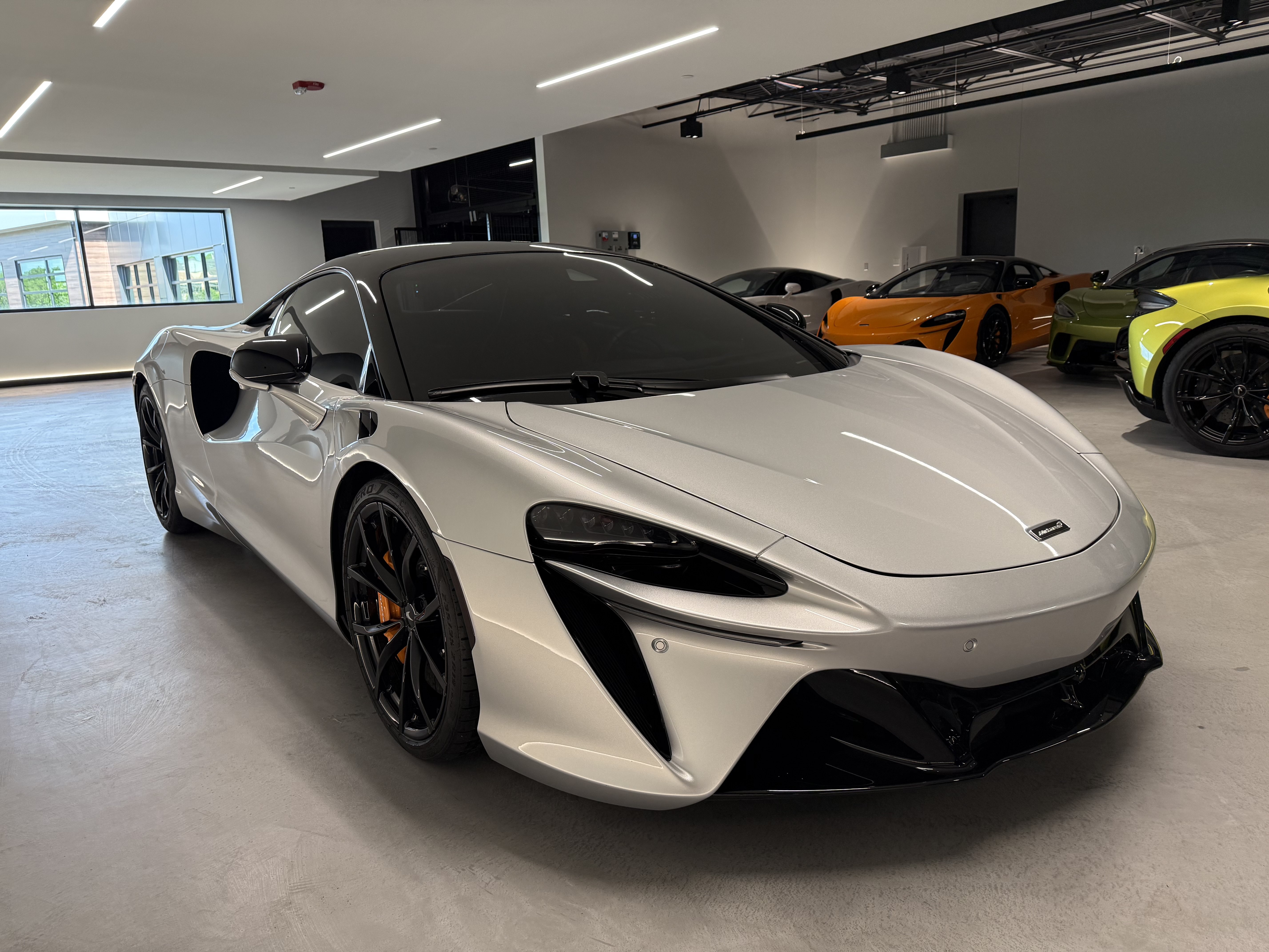 Used 2023 McLaren Artura RWD image 6