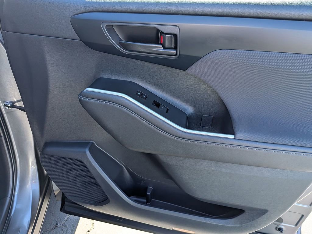 Used 2024 Toyota Highlander LE image 33