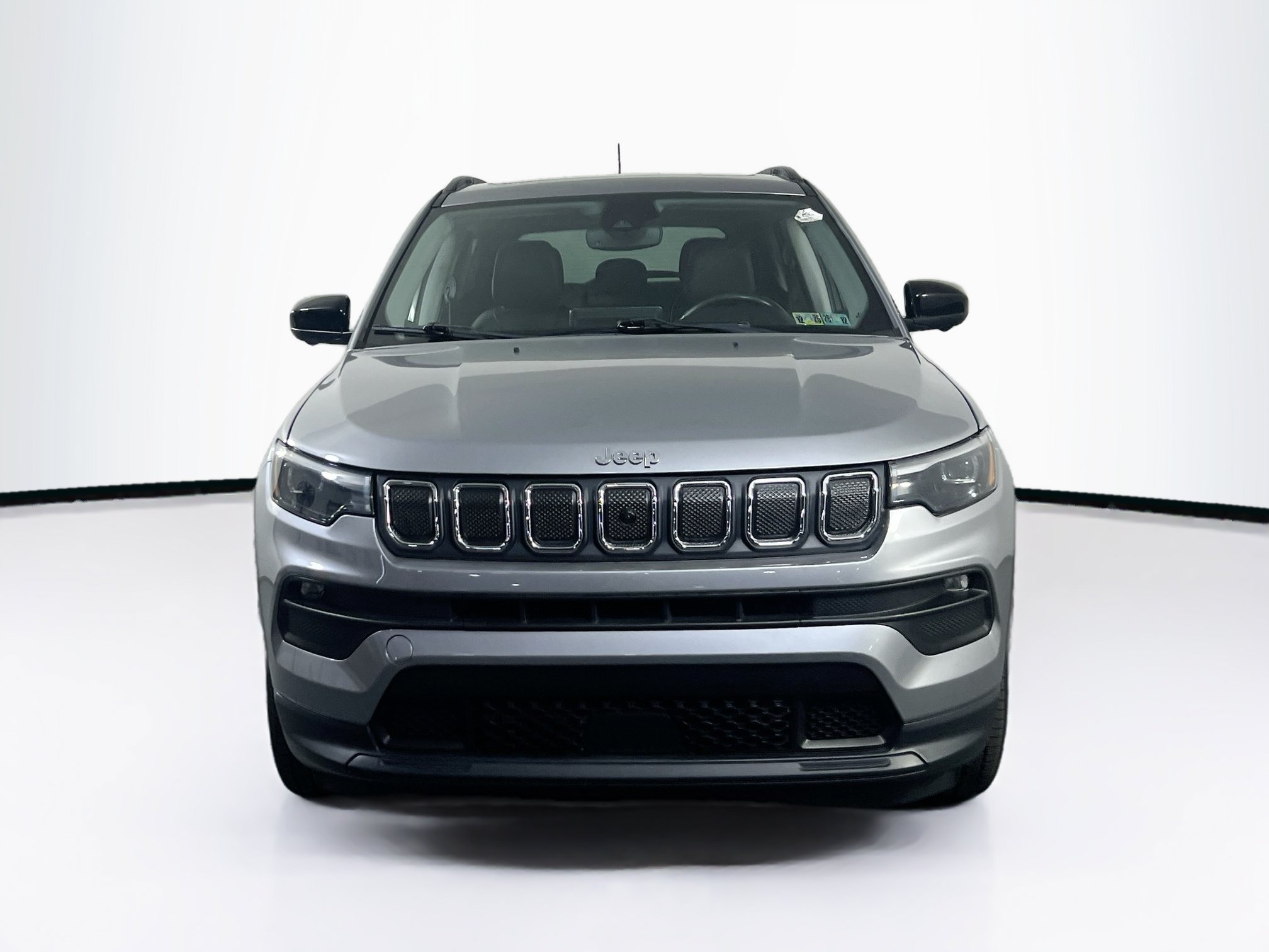Used 2022 Jeep Compass Latitude w/ Sun and Sound Group AWD/4WD image 2
