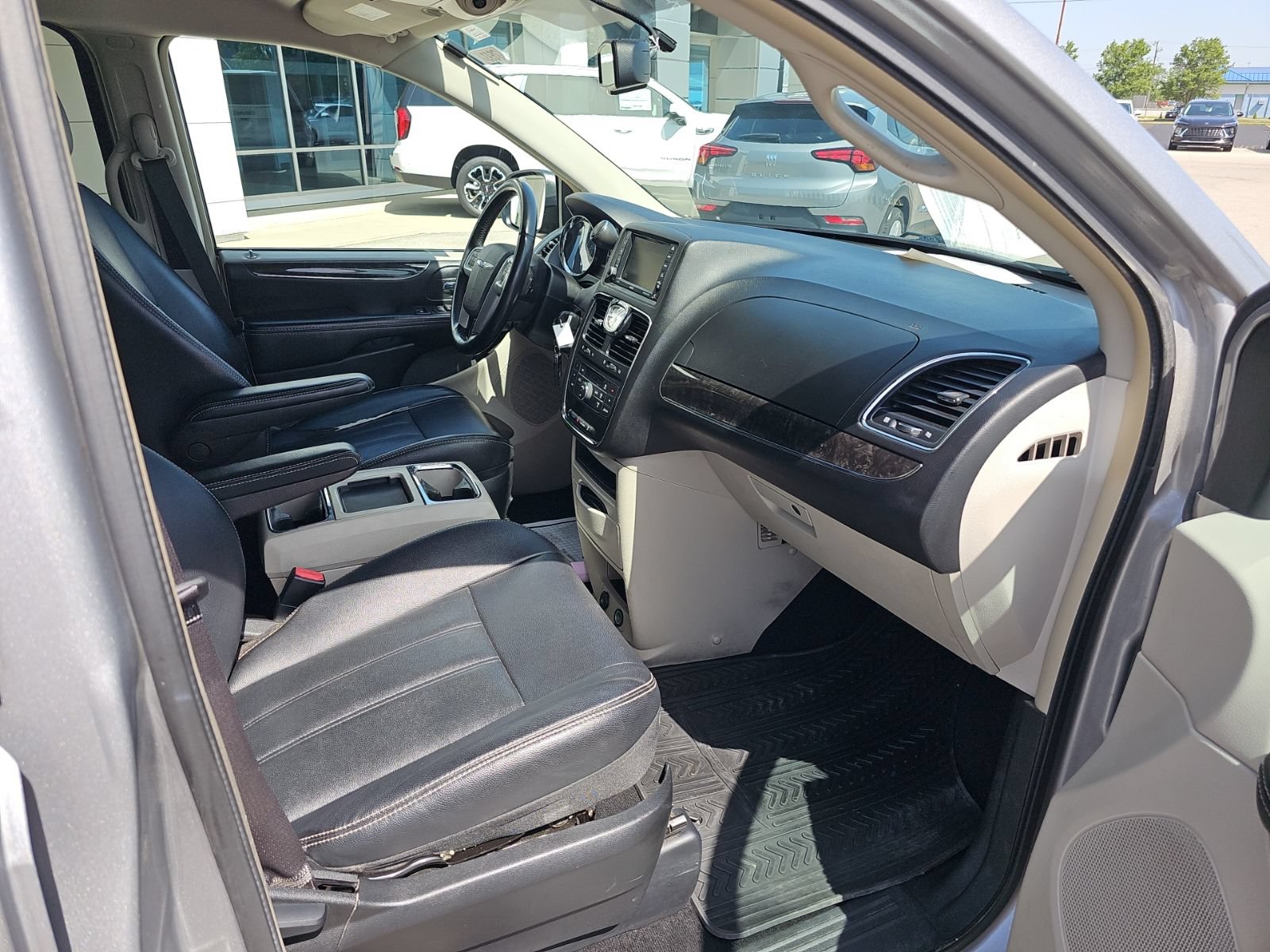 Used 2014 Chrysler Town & Country Touring FWD image 24