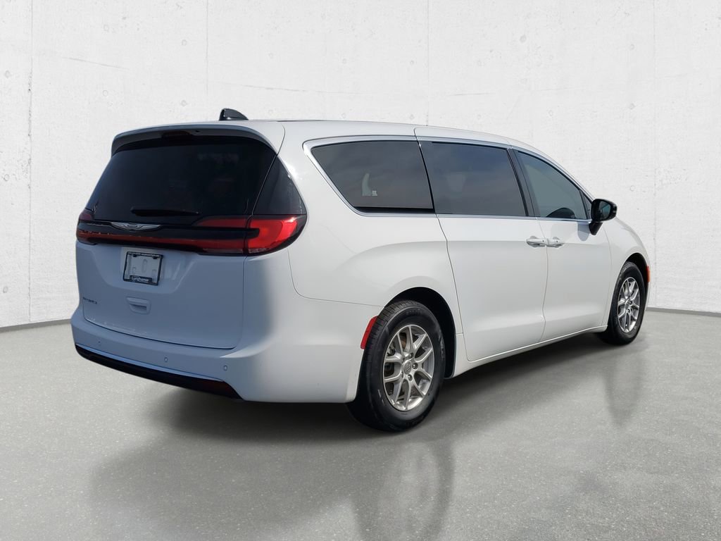 Used 2025 Chrysler Pacifica Select image 7