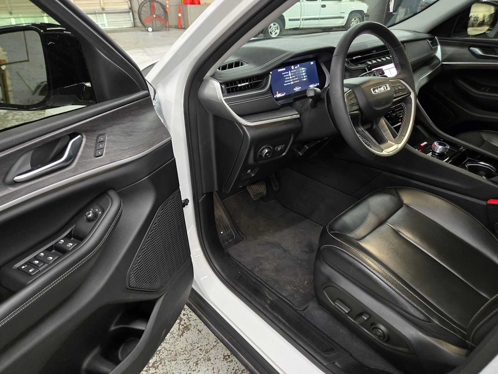 Used 2023 Jeep Grand Cherokee Limited w/ Black Appearance Package AWD/4WD image 17