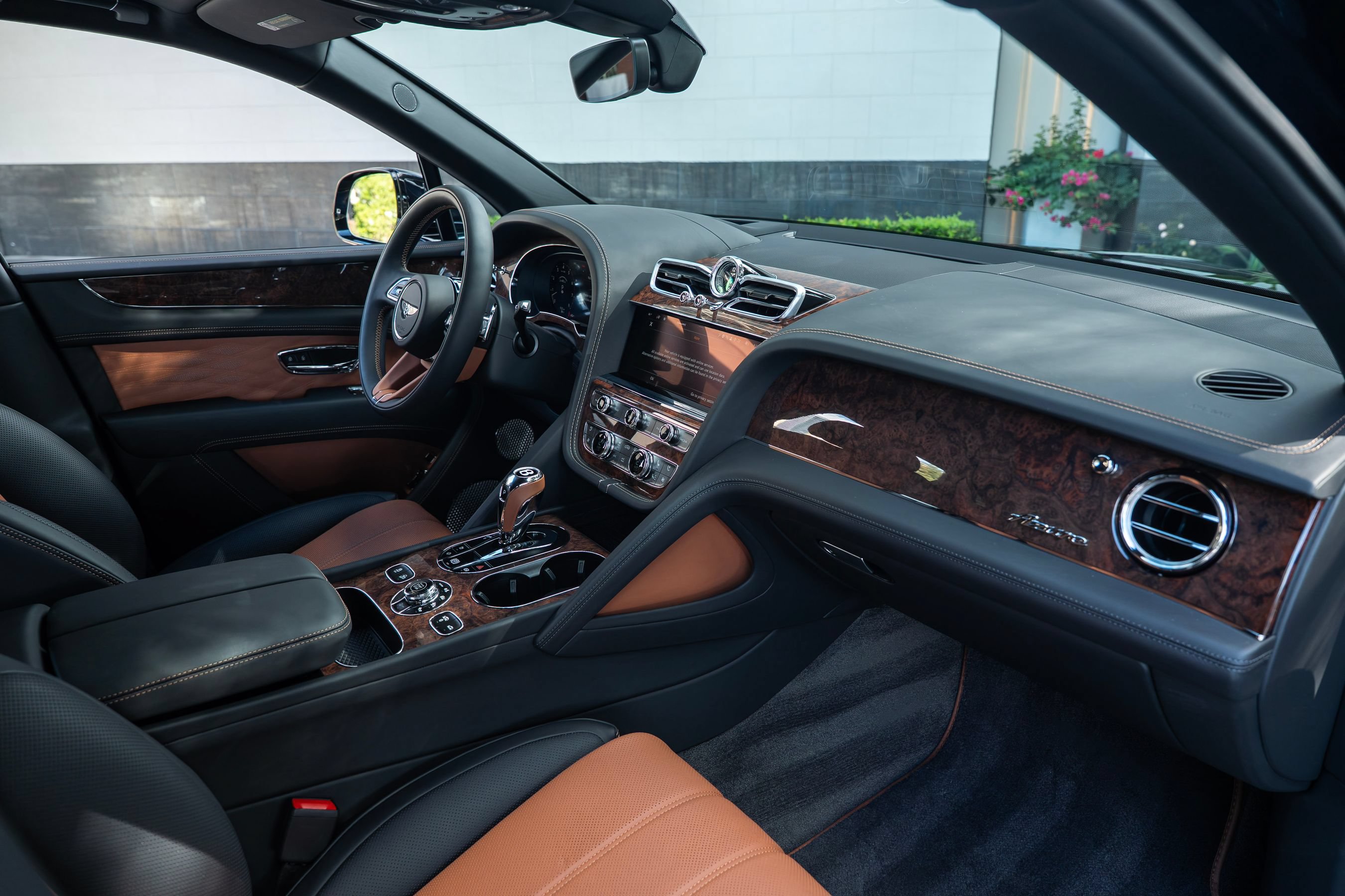 Certified 2025 Bentley Bentayga Extended Wheelbase AWD/4WD image 2