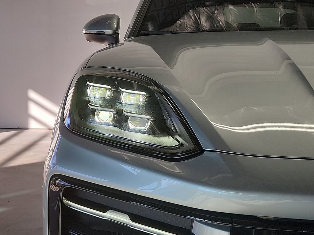 Used 2025 Porsche Cayenne image 9