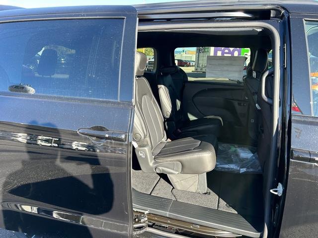New 2026 Chrysler Pacifica Select image 27