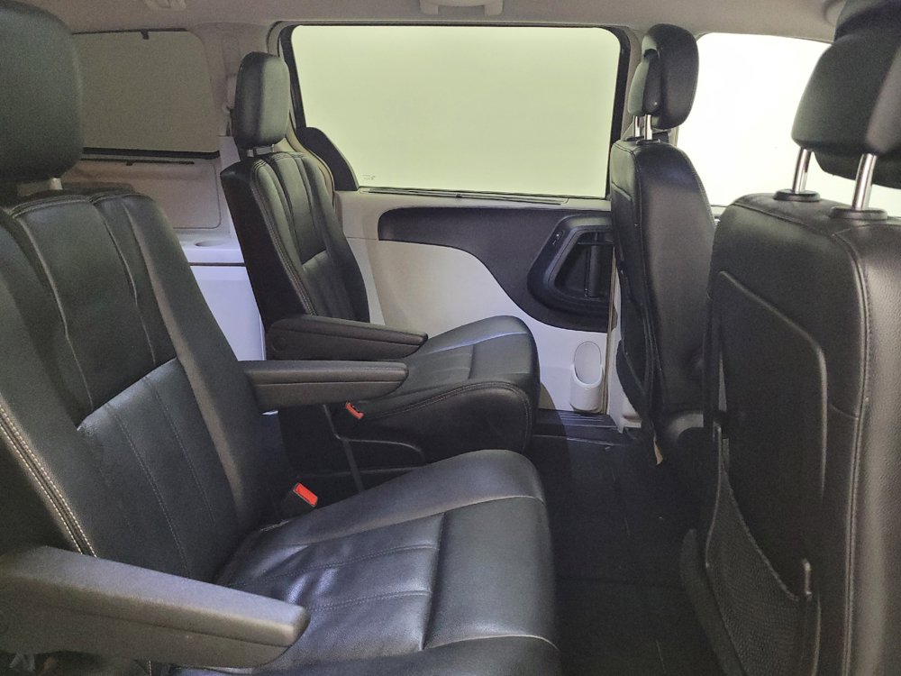Used 2016 Chrysler Town & Country Touring w/ Driver Convenience Group FWD image 19