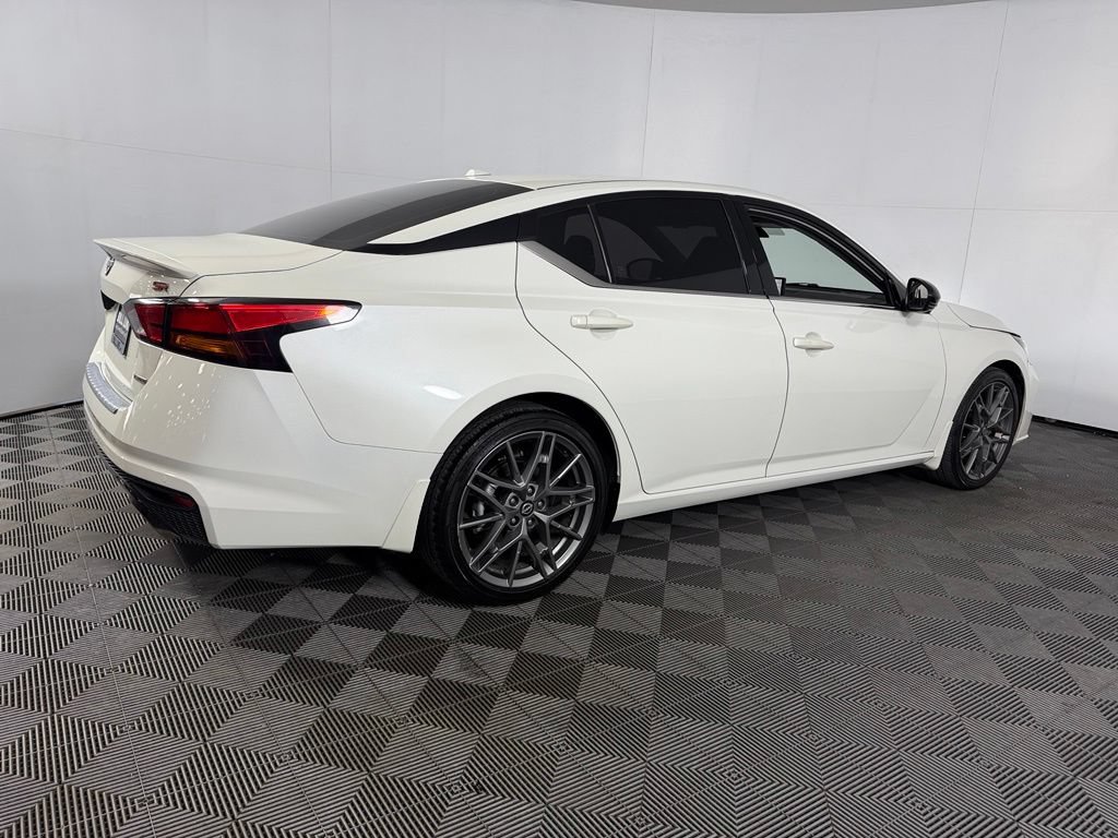 Used 2023 Nissan Altima 2.0 SR FWD image 9