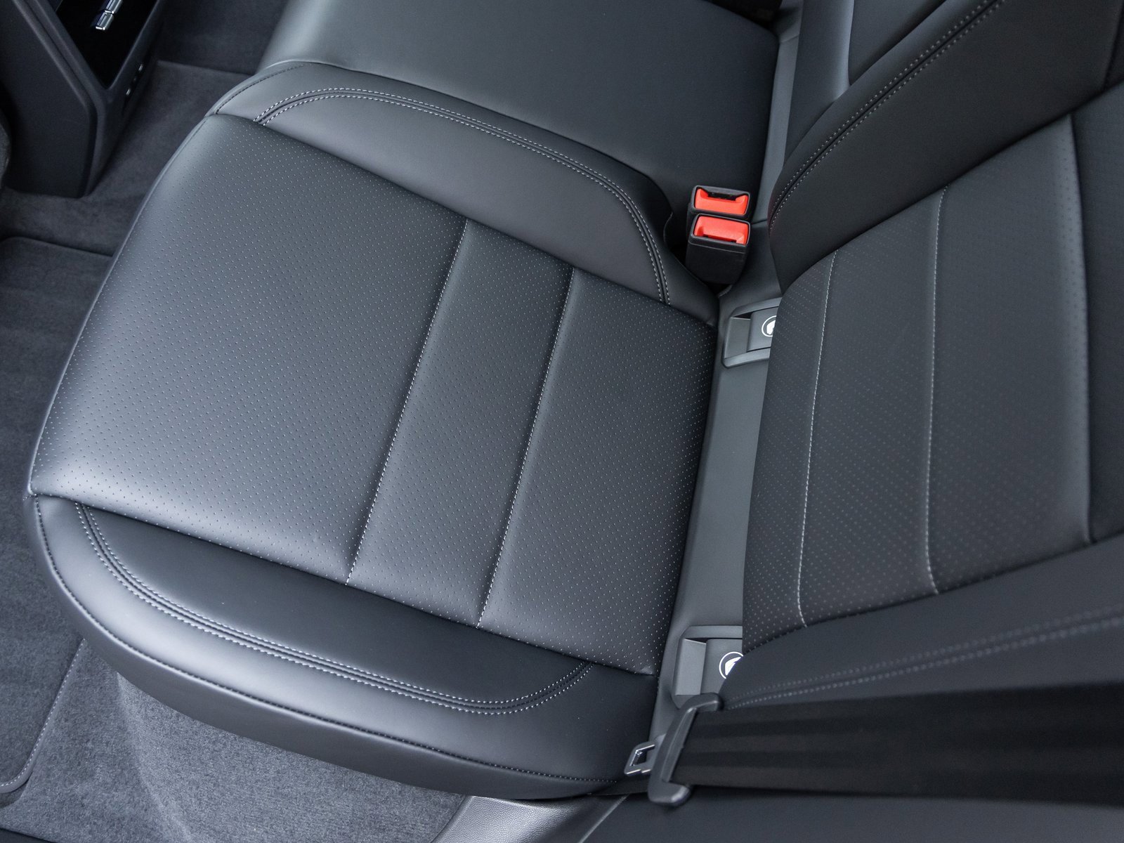 Used 2025 Porsche Macan 4S Electric image 34