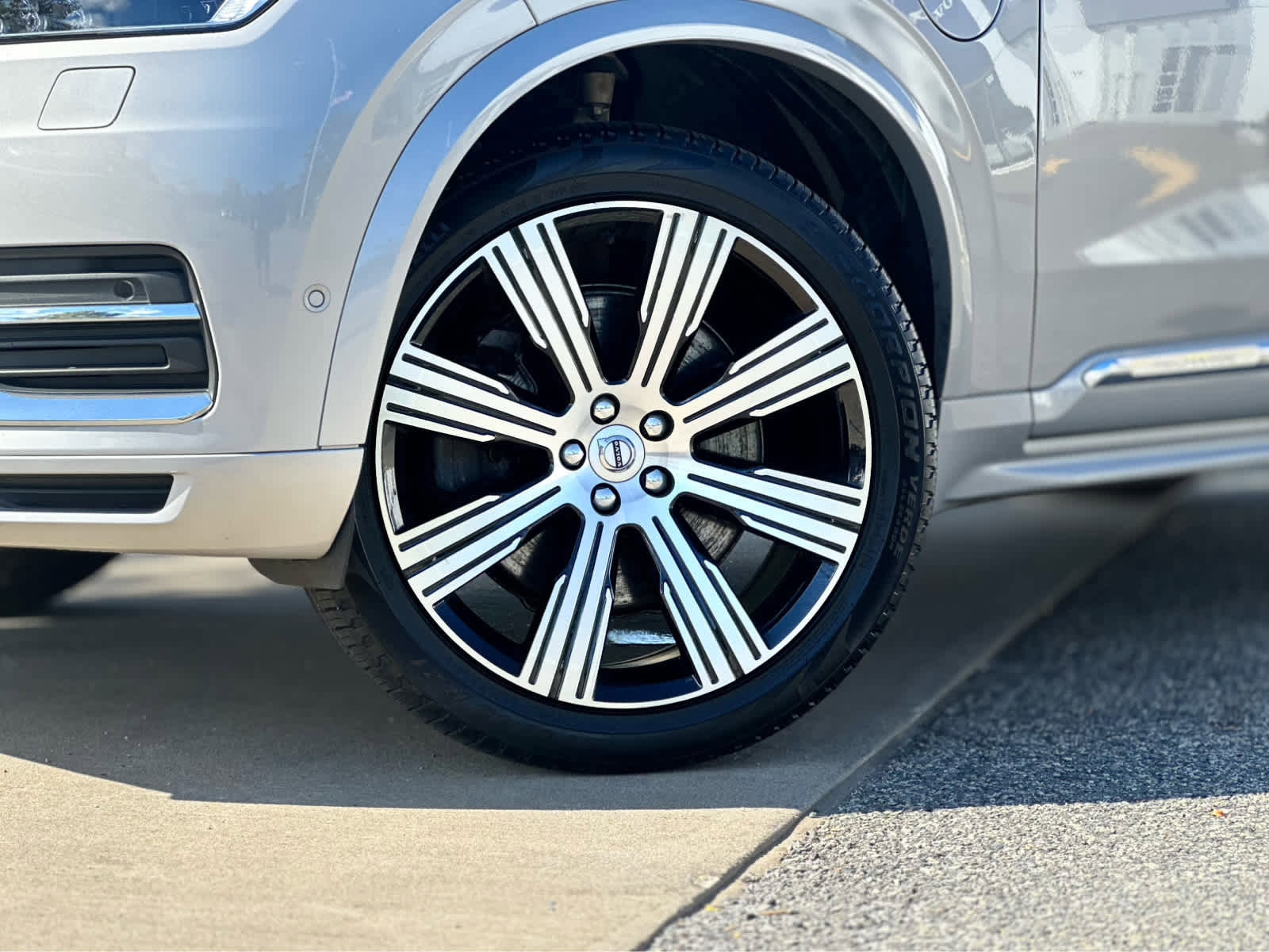 Used 2023 Volvo XC90 T8 Plus w/ Protection Package image 4