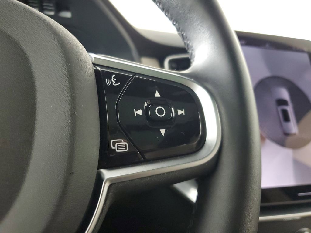 Certified 2025 Volvo XC90 B6 Plus image 29