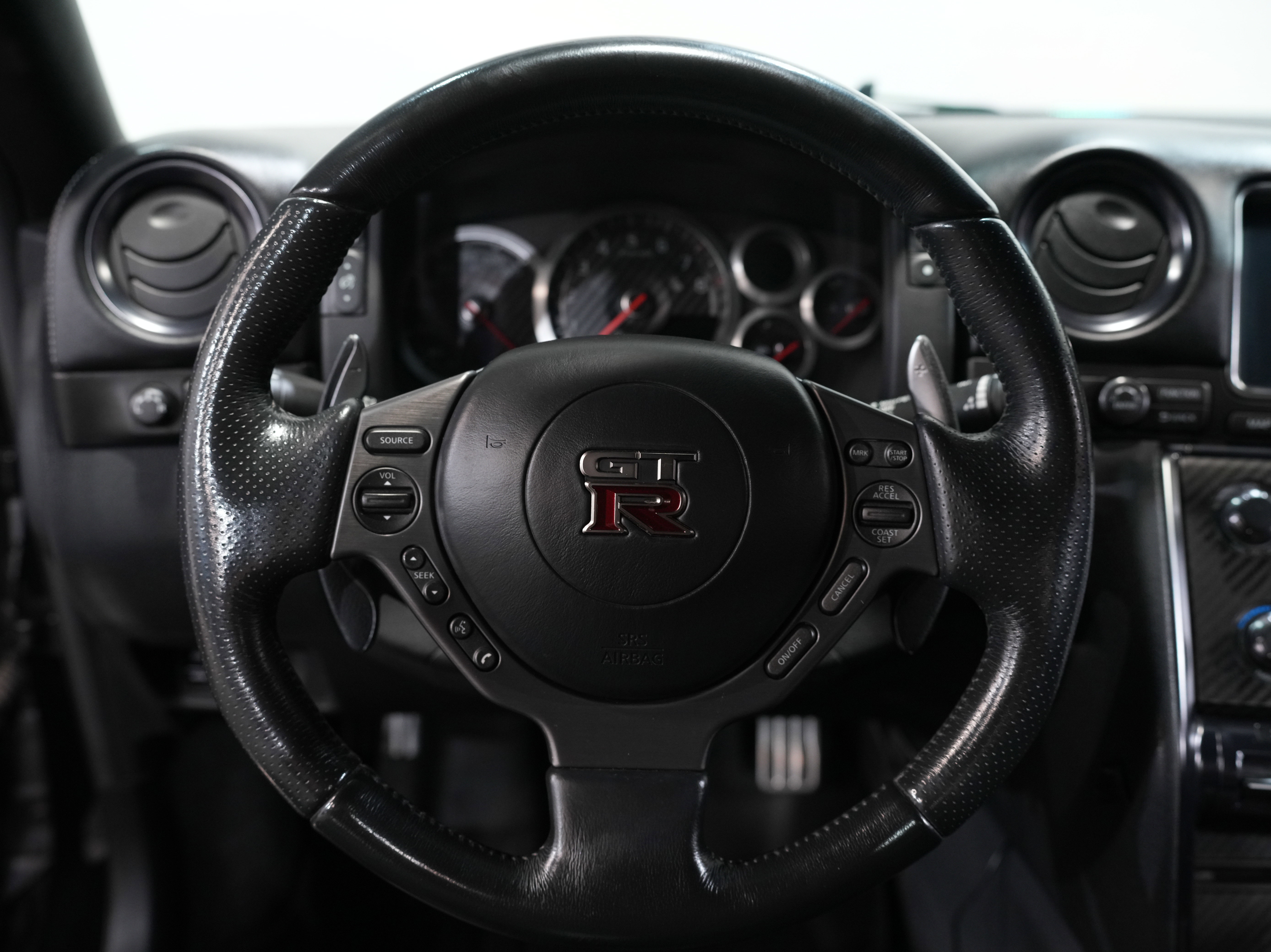 Used 2015 Nissan GT-R Premium image 36