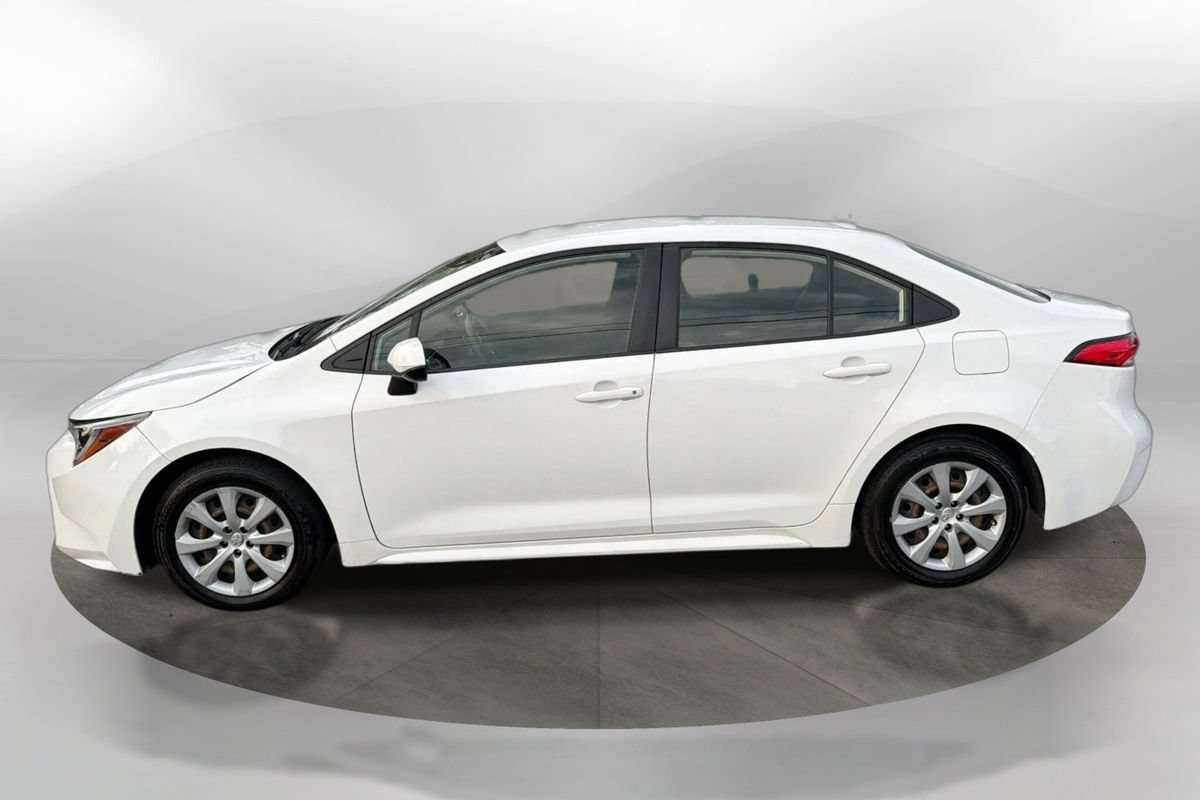 Used 2022 Toyota Corolla LE FWD image 2