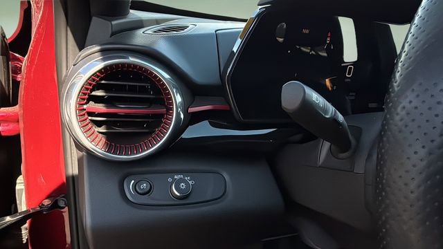 Certified 2024 Chevrolet Trax RS w/ Driver Confidence Package image 15