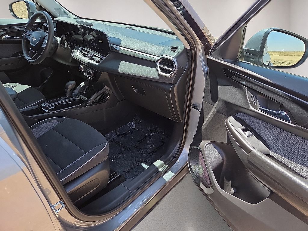 Used 2025 Chevrolet TrailBlazer LT FWD image 12