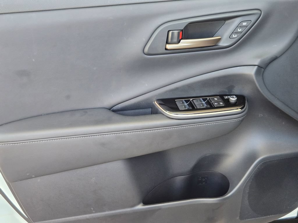 Used 2025 Toyota Crown Platinum AWD/4WD image 11