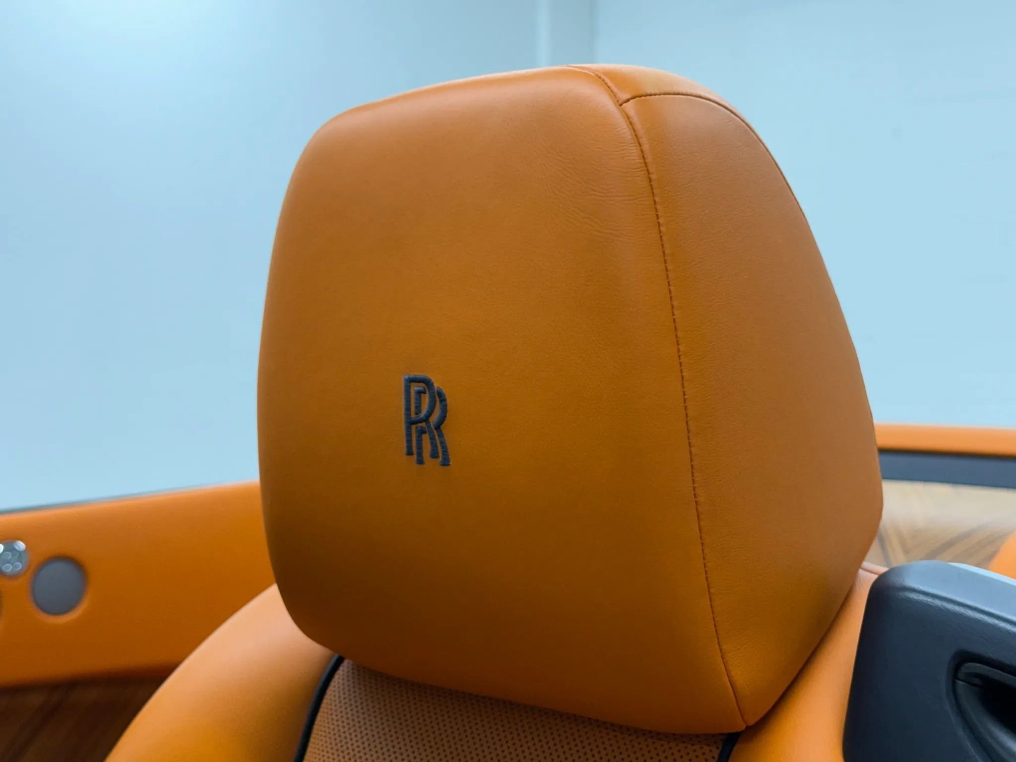 Used 2017 Rolls-Royce Dawn image 32