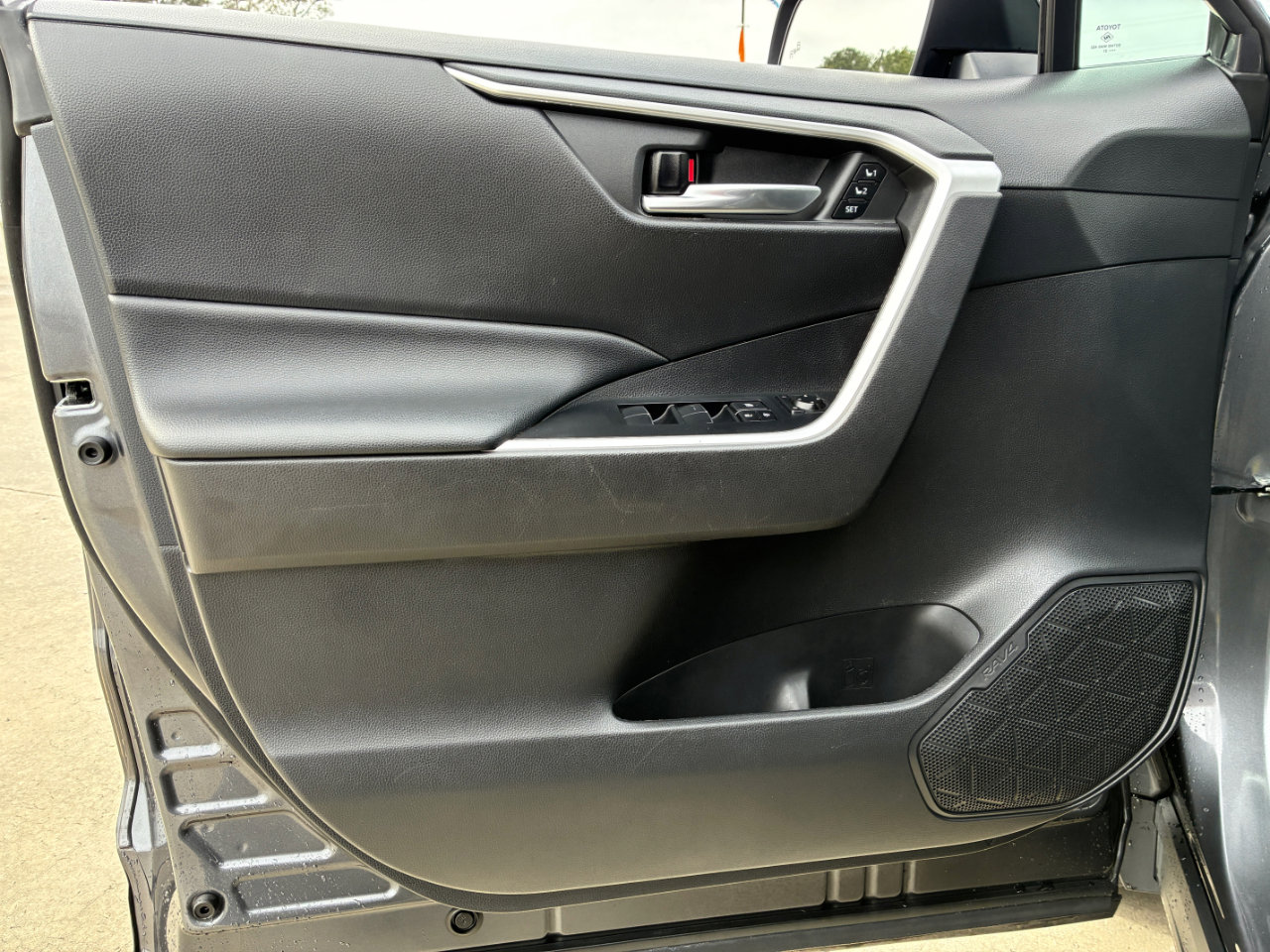 Used 2021 Toyota RAV4 XLE Premium image 8