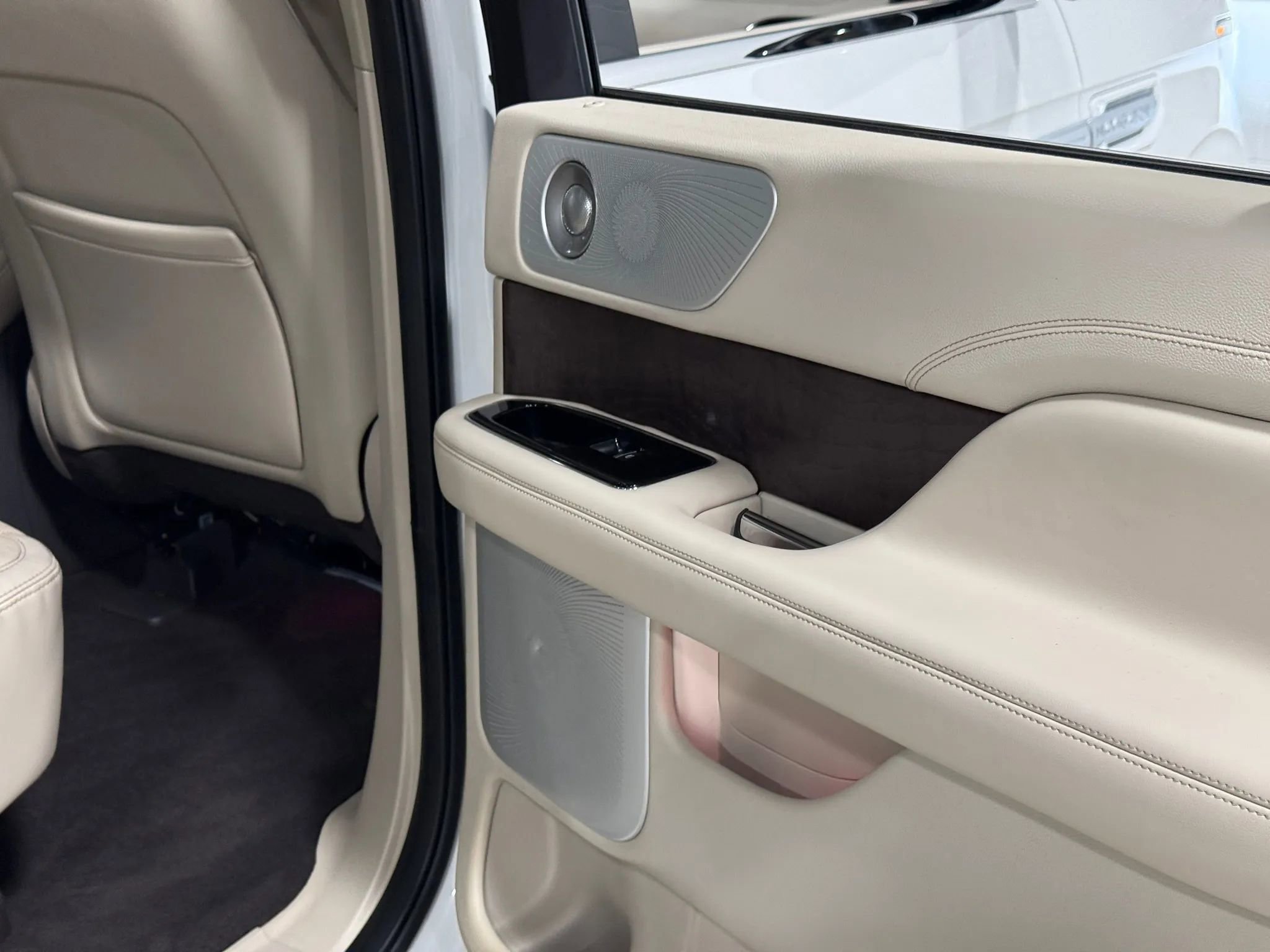 Used 2020 Lincoln Navigator Reserve w/ Luxury Package image 59