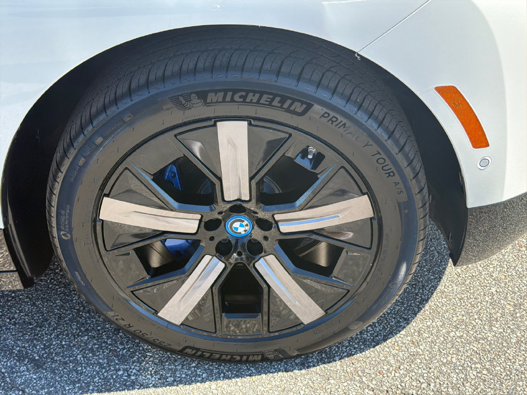 Used 2023 BMW iX xDrive50 w/ Sport Package AWD/4WD image 12