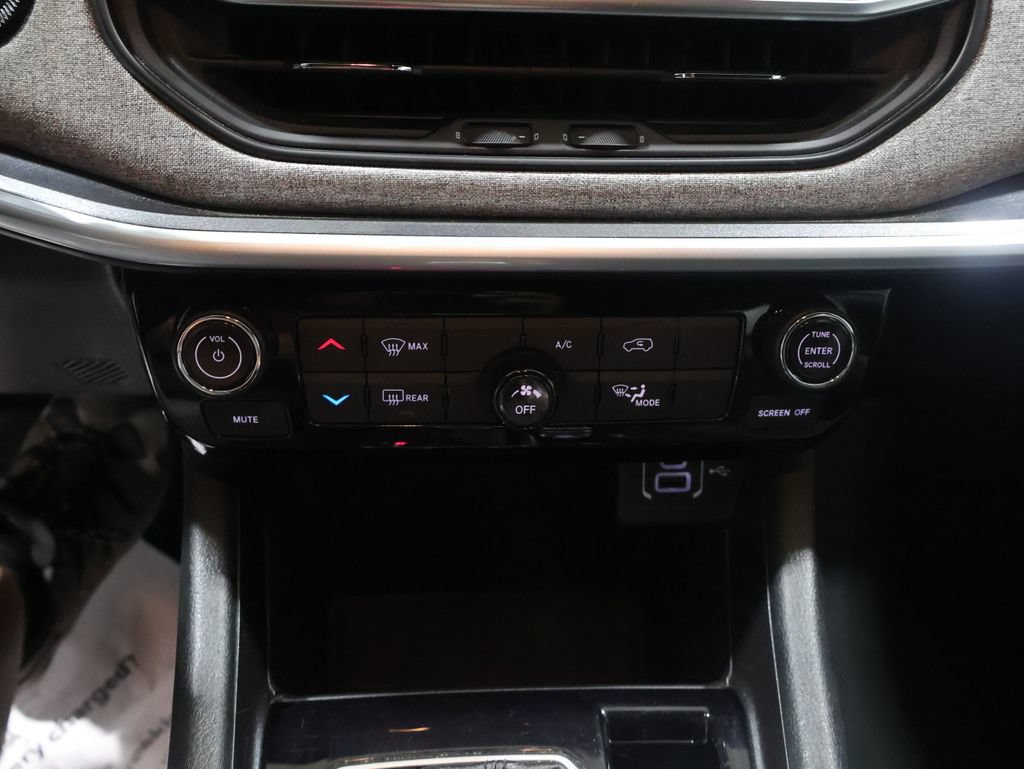 Used 2024 Jeep Compass Latitude AWD/4WD image 25