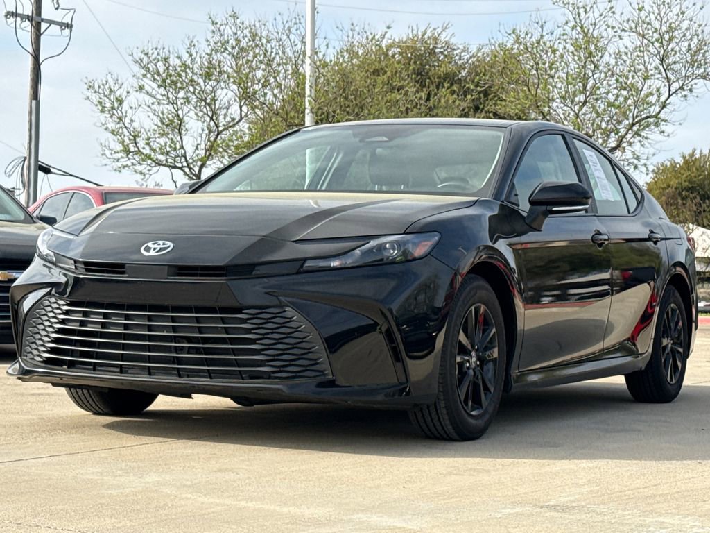 Used 2025 Toyota Camry LE image 3