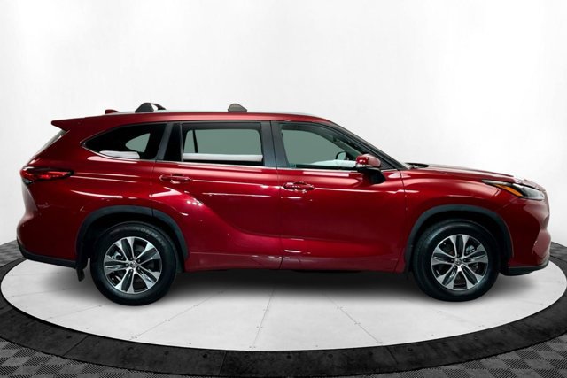 Used 2023 Toyota Highlander XLE image 6