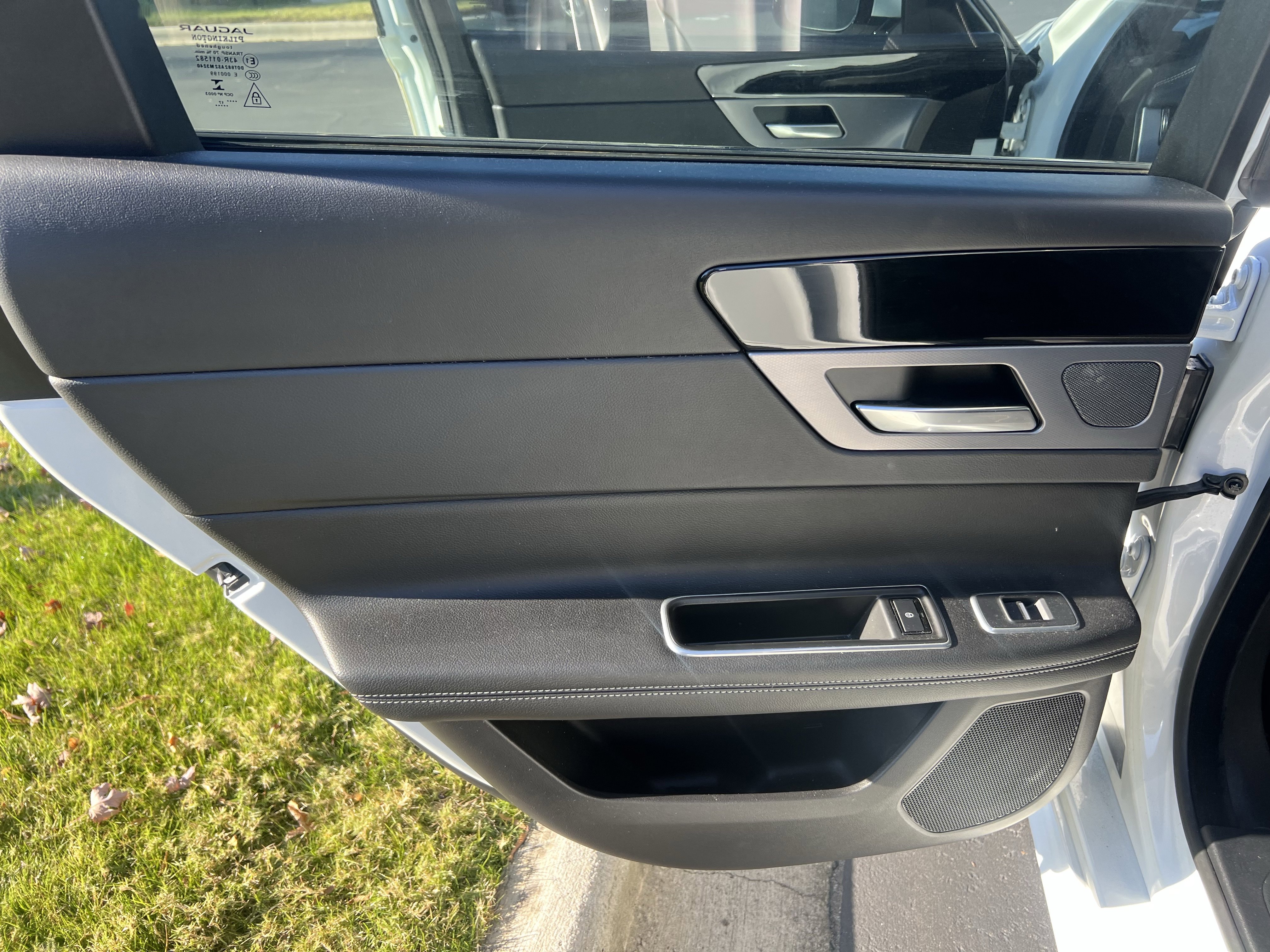 Used 2018 Jaguar XF R-Sport image 29