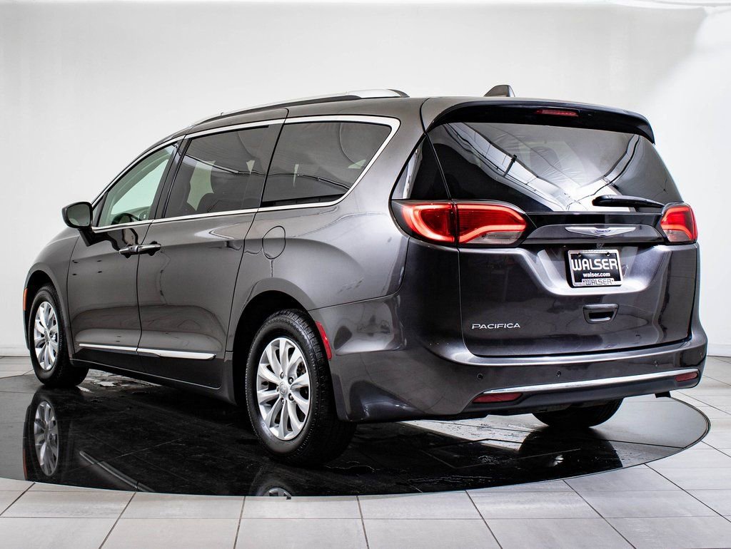 Used 2019 Chrysler Pacifica Touring-L image 11