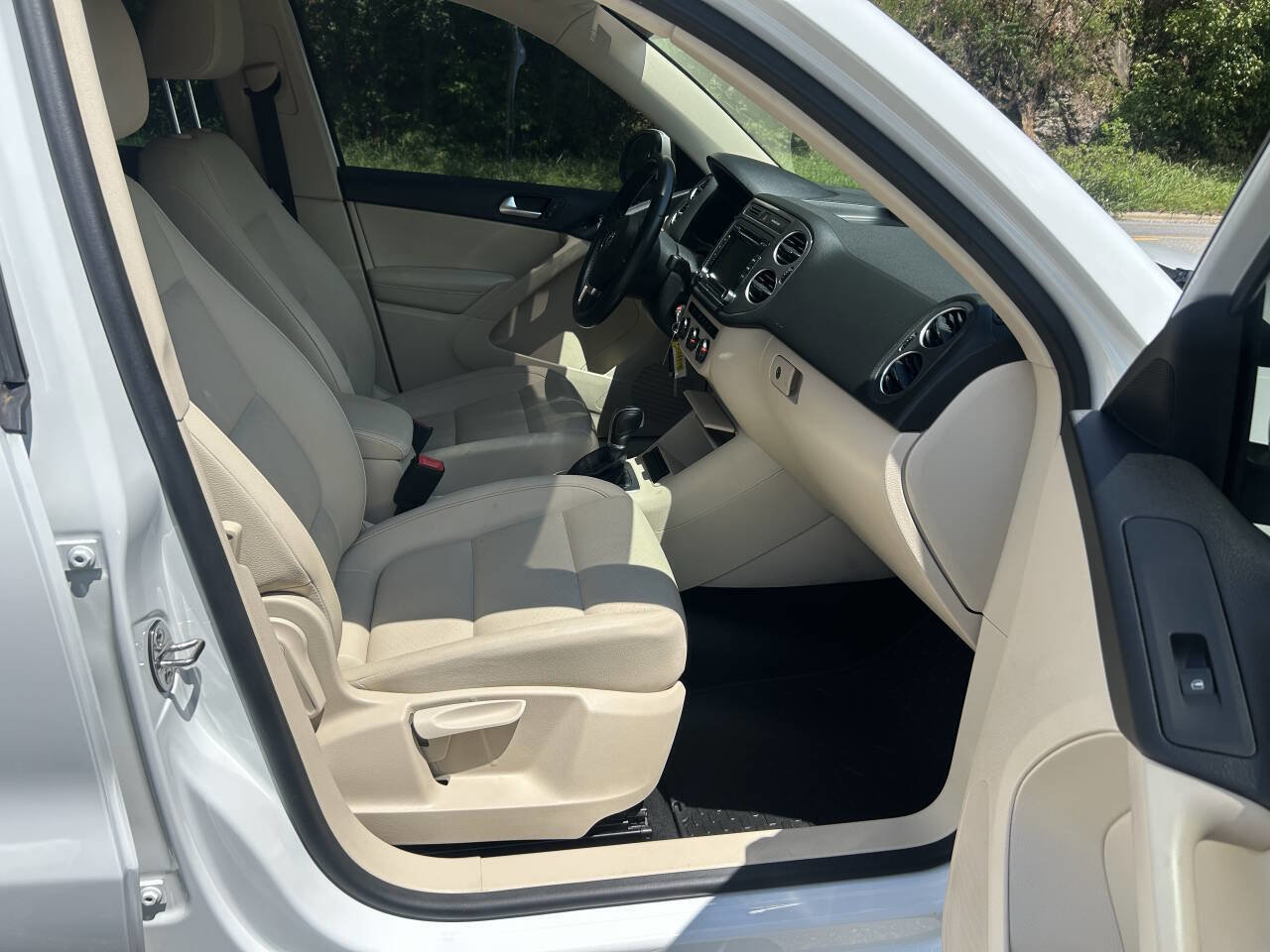 Used 2015 Volkswagen Tiguan SE image 25