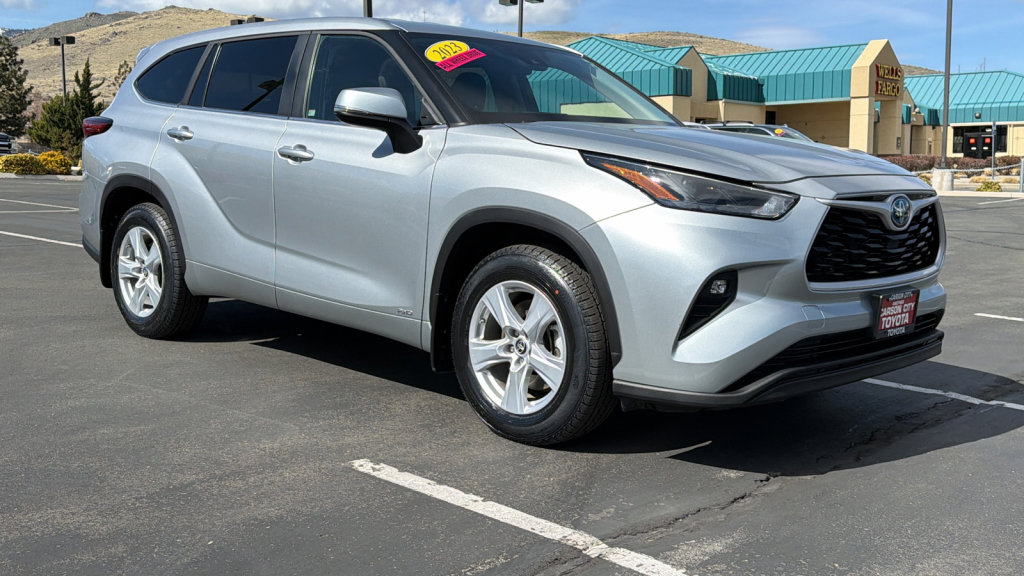 Used 2023 Toyota Highlander LE image 1