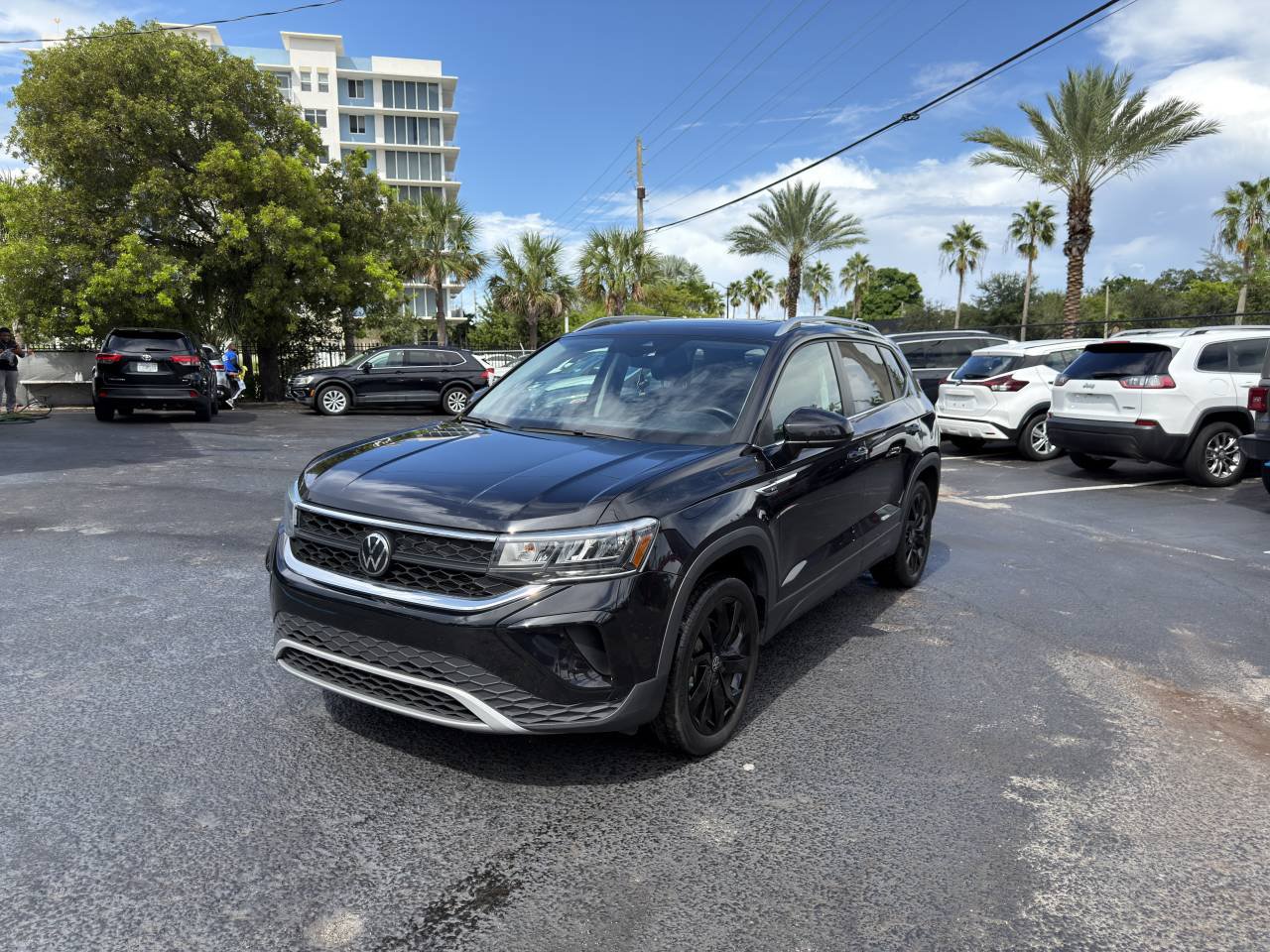 Used 2024 Volkswagen Taos SE w/ Panoramic Sunroof Package FWD image 7