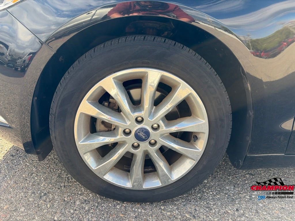 Used 2017 Ford Fusion SE w/ Fusion SE Technology Package FWD image 9