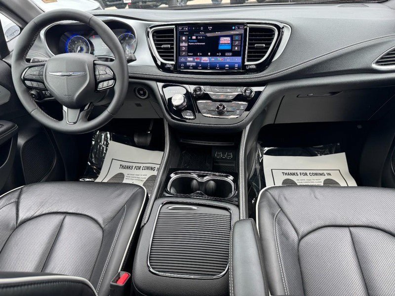 Used 2025 Chrysler Pacifica Limited FWD image 15