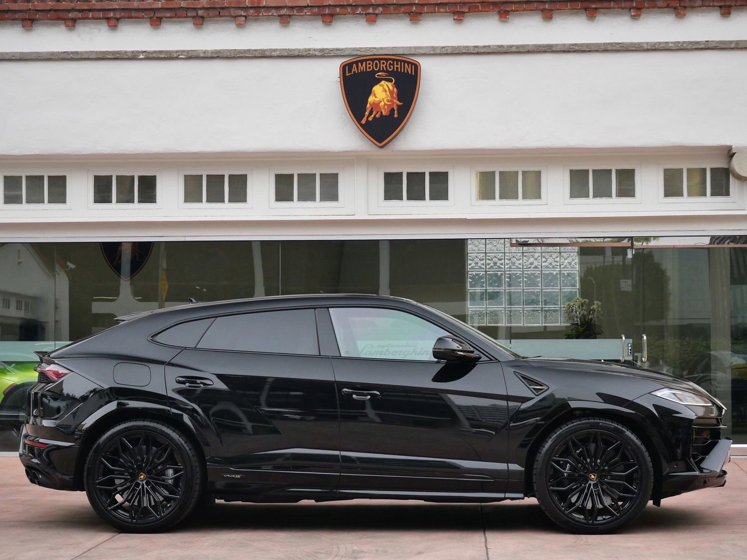 Used 2025 Lamborghini Urus SE AWD/4WD image 2