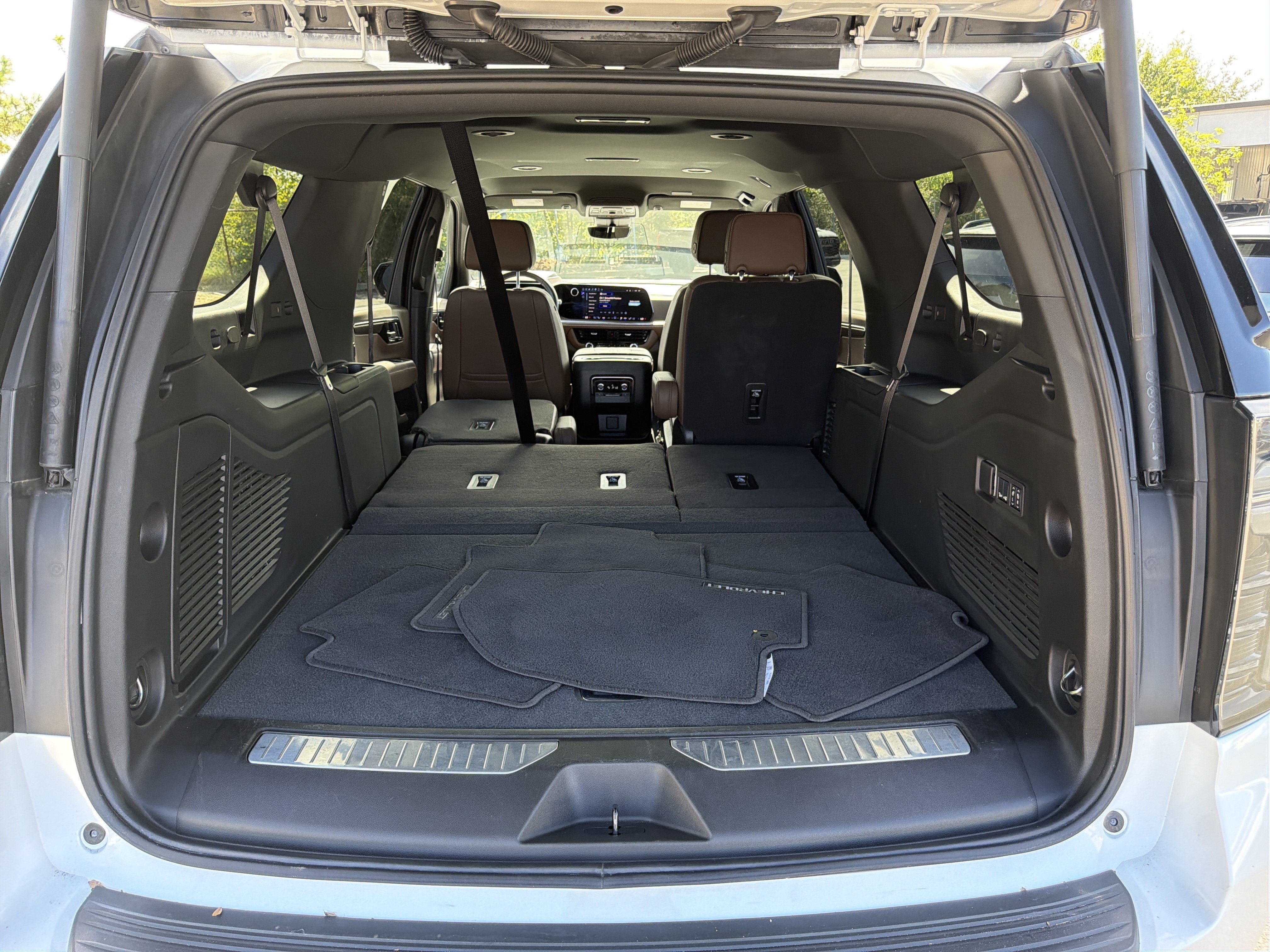 Used 2025 Chevrolet Suburban High Country AWD/4WD image 18