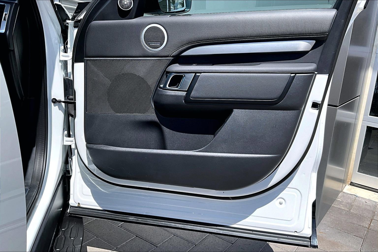 Used 2025 Land Rover Discovery Dynamic SE image 23