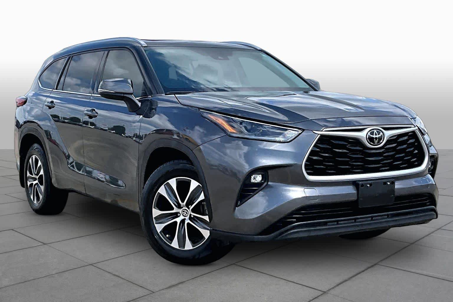 Used 2021 Toyota Highlander XLE FWD image 3