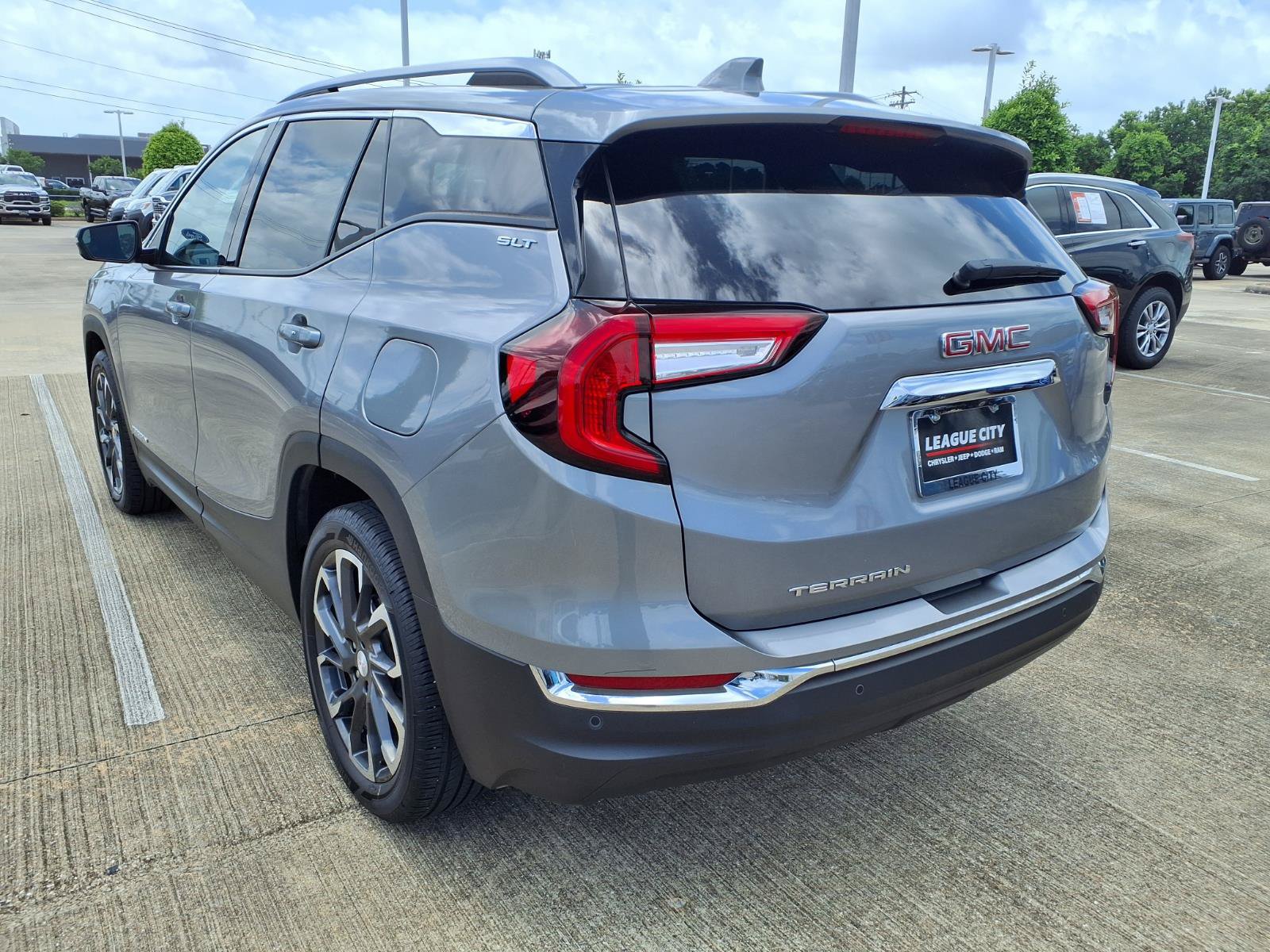Used 2024 GMC Terrain SLT FWD image 2