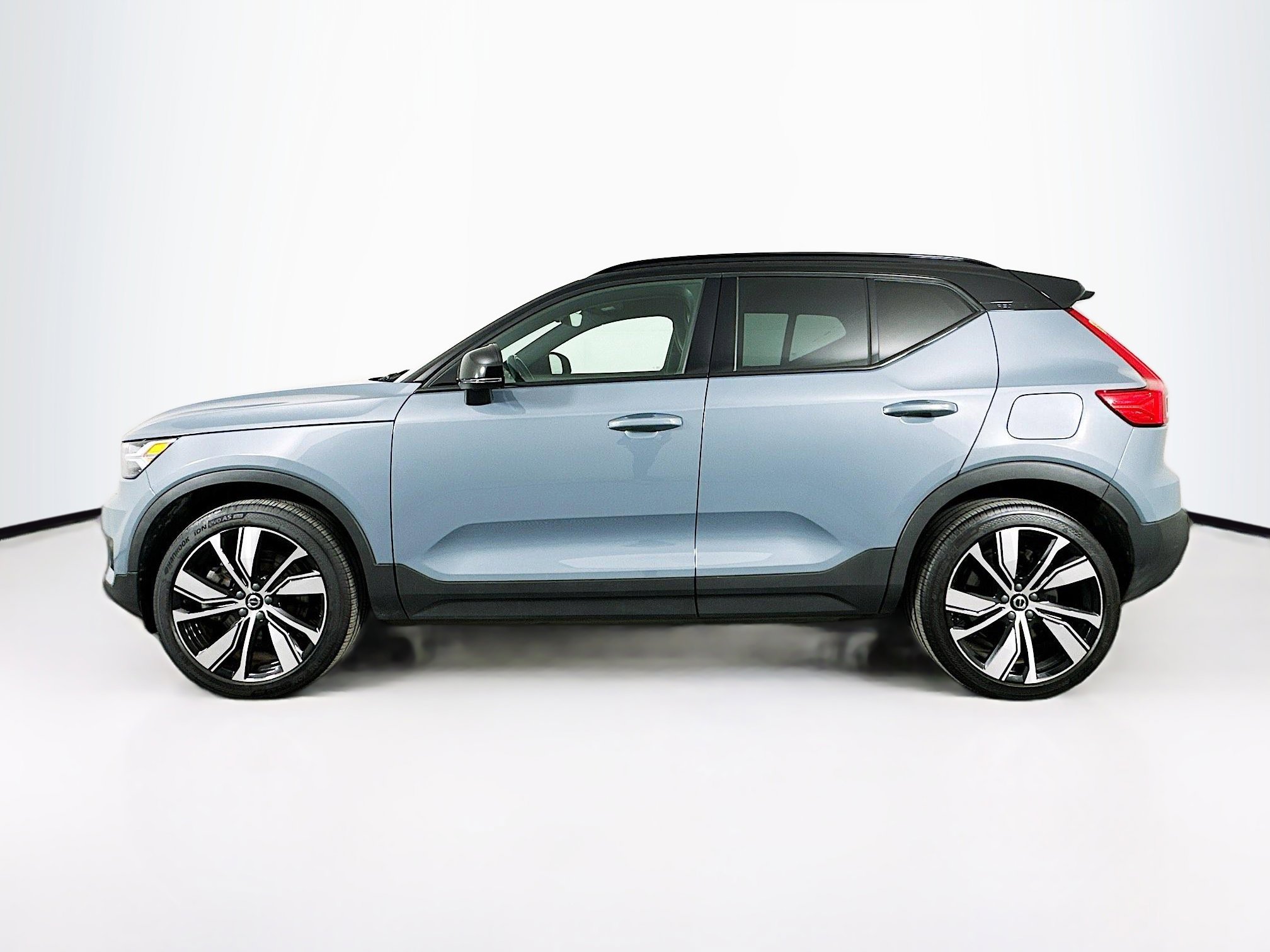 Used 2021 Volvo XC40 P8 Recharge w/ Advanced Package image 4