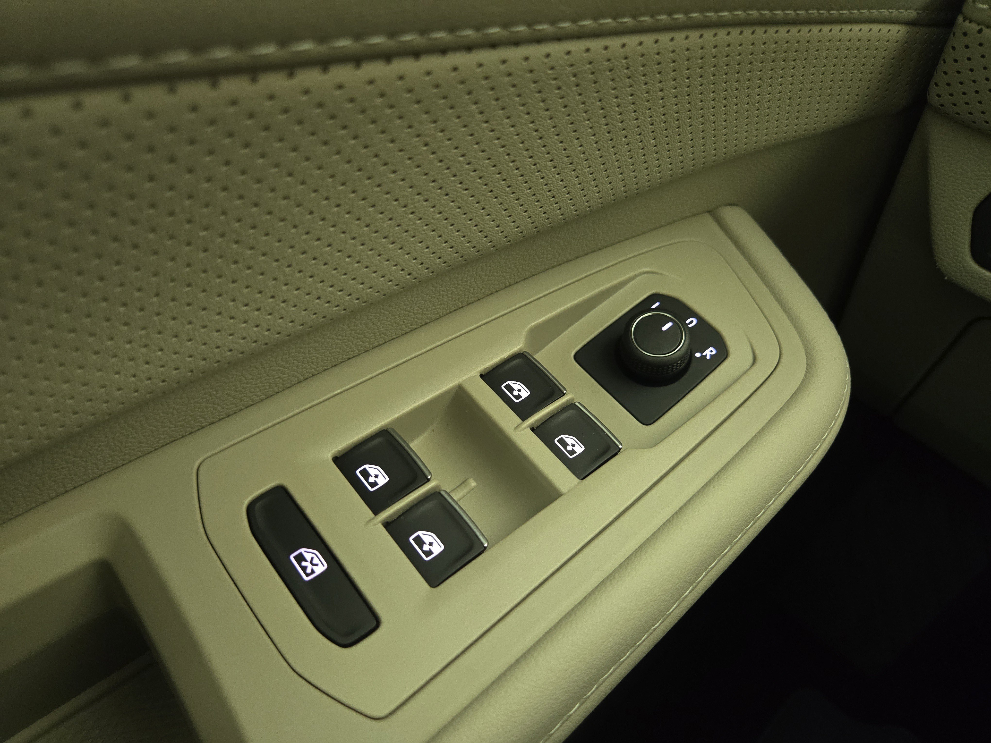 Used 2025 Volkswagen Atlas SE image 30