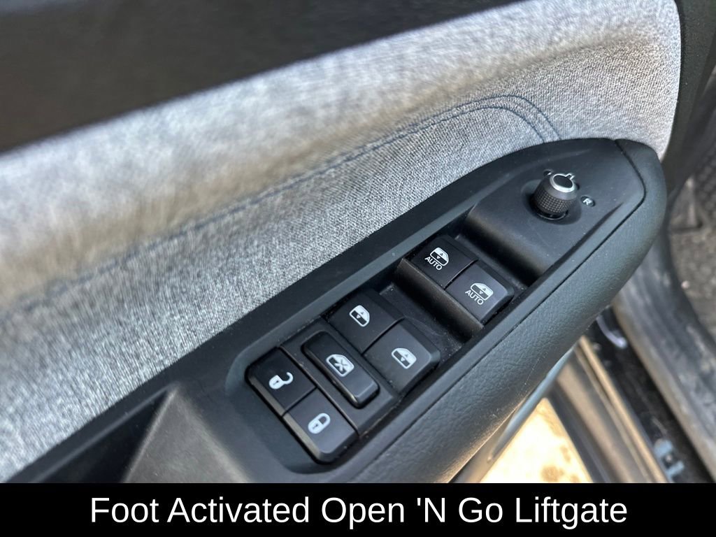 Used 2025 Jeep Compass Latitude w/ Sun & Sound Group image 14