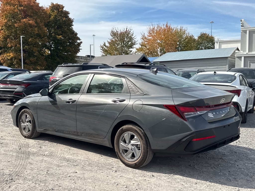 Used 2026 Hyundai Elantra SE FWD image 3