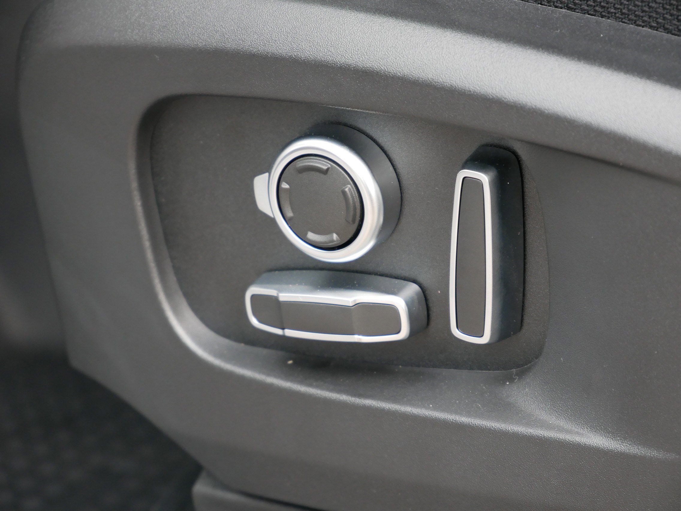 New 2025 Land Rover Defender 130 V8 image 6