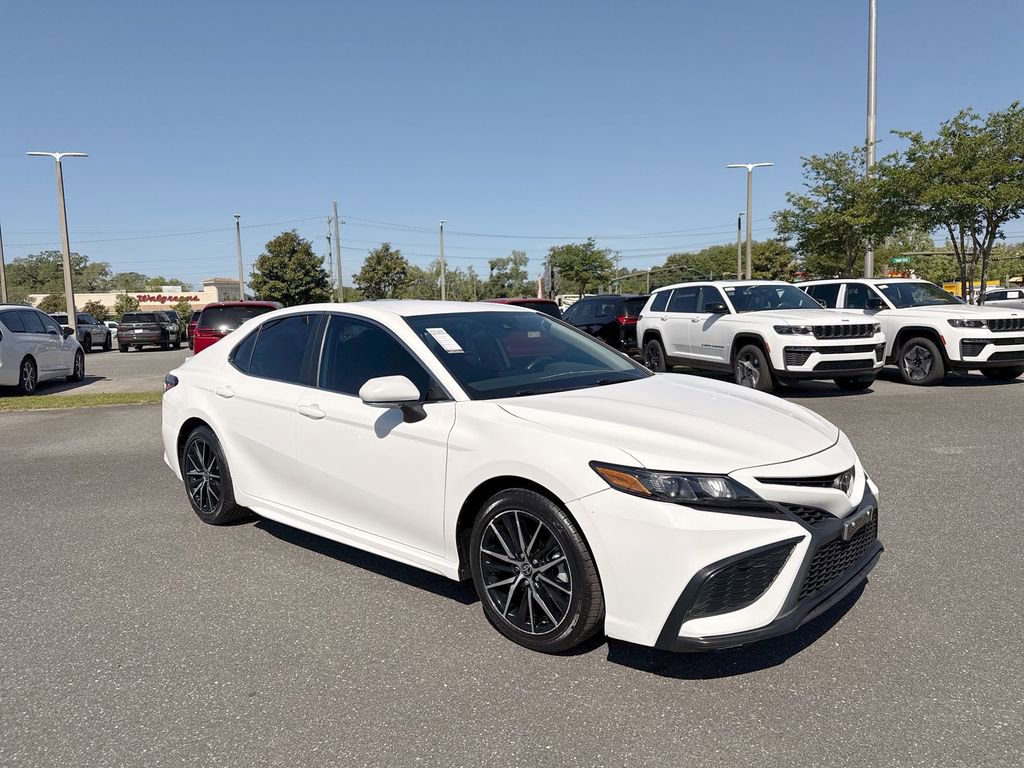 Used 2023 Toyota Camry SE FWD image 1