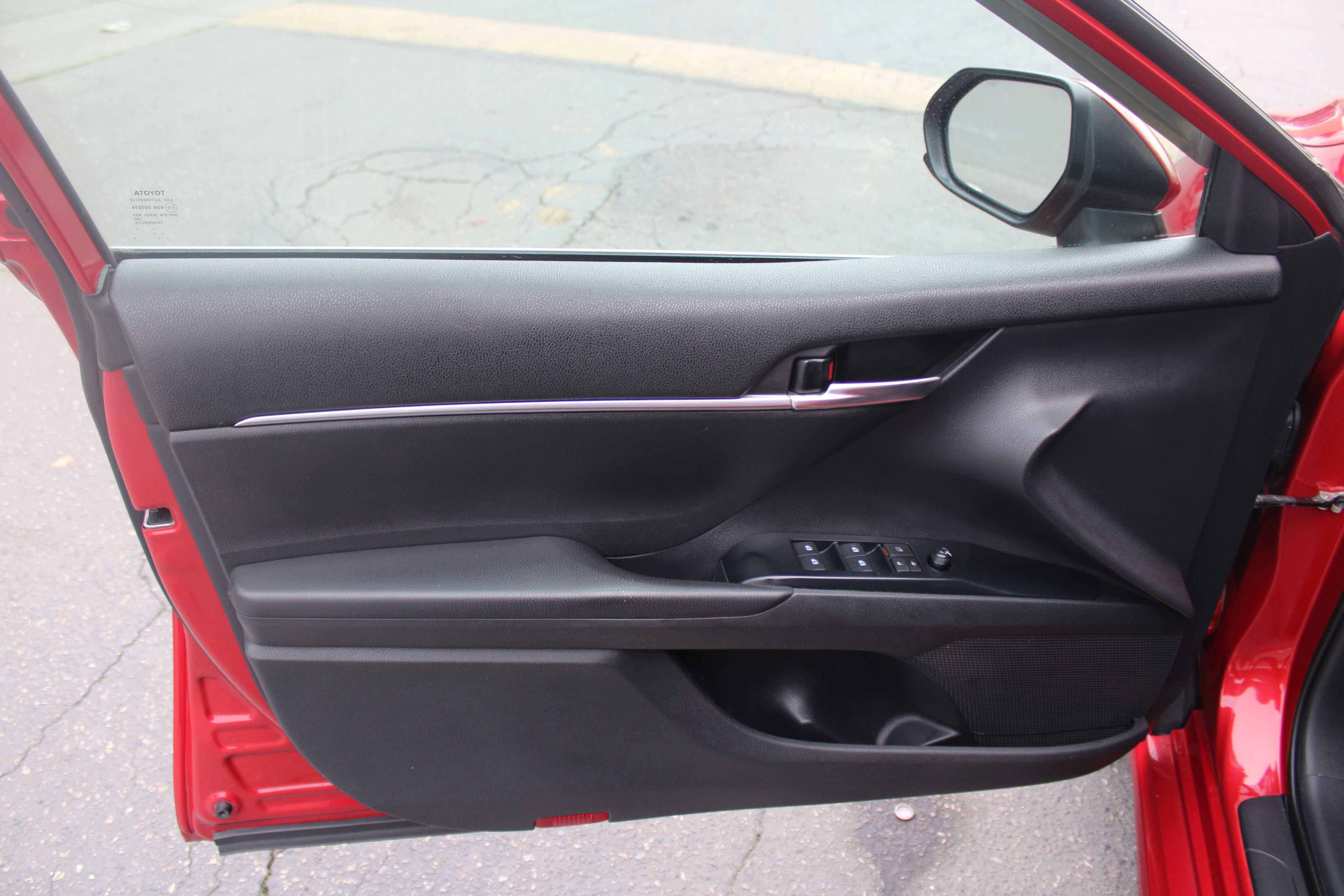 Used 2020 Toyota Camry SE image 8